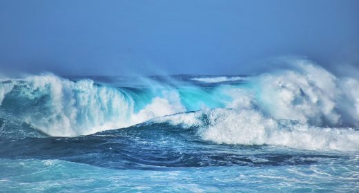 黄岛冬季寒潮天气下的海边景象，北风呼啸、海面白浪翻涌、气温骤降，展示黄岛天气冬季寒潮叠加海风的严寒体感