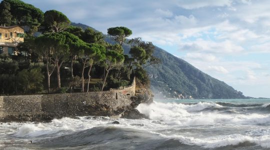 黄岛夏季台风来临前海面波涛汹涌的景象，乌云压境、海浪翻滚，展示黄岛天气台风影响的视觉冲击